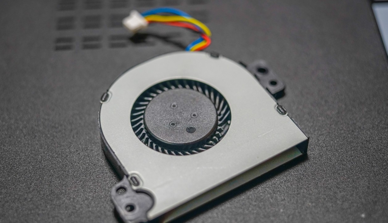 高速回転するファンの騒音と冷却効率の課題