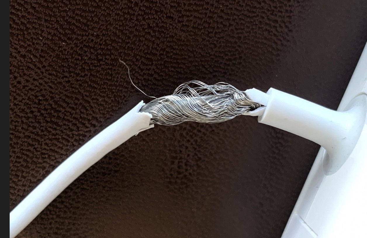 ACアダプターの故障診断と公式パーツの入手方法